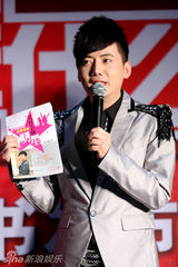 幻灯图集：陈子嘟新书发布 稿酬将全部捐些慈善总会