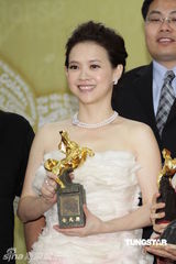 组图：曾宝仪金马礼服性感亮相 自嘲曾志伟像哈比人