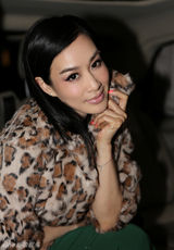 组图：吴镇宇时尚盛典帅气 钟丽缇绿裙秀性感