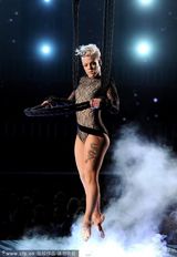 组图：P!nk唱热单《Try》努力玩高空杂技