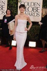 组图：金球红毯安妮-海瑟薇修身白裙曲线曼妙