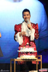 组图：何晟铭否认与于正不和 荷花裙装娘炮献唱