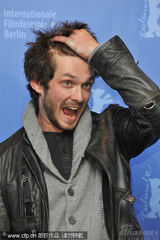 幻灯图集：《如何结束夏天》记者会 俄罗斯型男斗帅