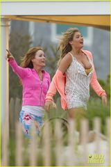 抖奶超模阿普顿解放天性 手舞足蹈胸波荡漾(图)