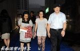 组图：黄宏女儿近照曝光 与水均益女儿是同学