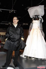 组图：设计师展出梅艳芳演出服 何韵诗做小助理