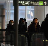 组图：大S“犒劳”老公忙返工 内穿戏服现身机场