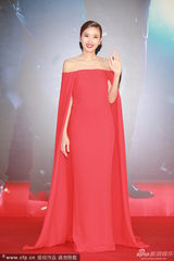 组图：最美变性人poy红裙性感 笑容迷人秀裸肩