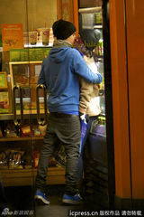 组图：贾斯汀-比伯与女友秀恩爱激吻缠绵