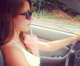 组图：美女示范胸部用法大全 能当枕头能夹啤酒