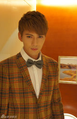 组图：徐正曦亮相时装周看秀 尽显时尚品味