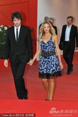 高清图：《傀儡》首映 凯瑟琳-德纳芙大派香吻