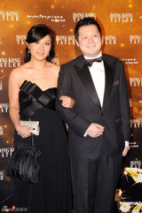 组图：霍震霆出席周年舞会 霍启刚等人陪伴身边