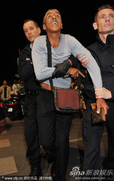 高清：《的士速递》男星萨米-纳塞利与警察搏斗被捕