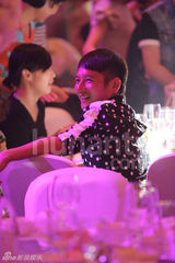 组图：何炅崔始源聚好友婚礼 俞灏明束发现身