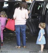 组图：詹妮弗-加纳携女出游 宝贝们红蓝搭配很可爱