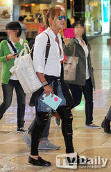 组图：张根硕赴日 扎马尾穿破洞裤装扮个性