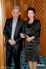 幻灯图：邵美琪披婚纱露幸福笑容 与新郎陈豪显默契