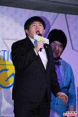 组图：林育群与日本女模同台 害羞不敢乱看