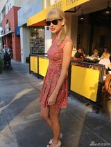 组图：斯威夫特大露背碎花裙出街 秀修长美腿