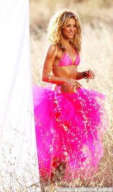 幻灯图：夏奇拉粉色纱裙唯美朦胧 秀软骨功蛮腰诱人