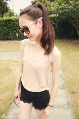 组图：王茗街拍LOOK 裸色上衣搭黑色短裤