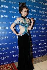 高清图：张瑞希中国首秀 透视华服性感妩媚