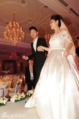 组图：胡可美艳亮相 新郎沙溢拿婚戒登舞台