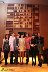 组图：陈燃亮相某名品发布会 金色蓬蓬裙诠释哥特范