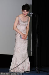 组图：韩导牵同性妻子秀甜蜜 对方穿裙婀娜