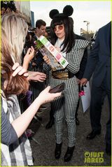 组图：GaGa米老鼠造型亮相 高垫肩圆墨镜显囧相