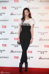 组图：倪妮魅惑笑容亮相街拍盛典美腿修长