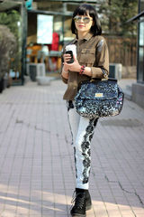 组图：杨舒婷街拍 工装衬衣搭配破洞蕾丝牛仔裤