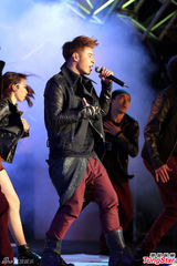 组图：严爵飚高音 与潘玮柏卢广仲接力开唱