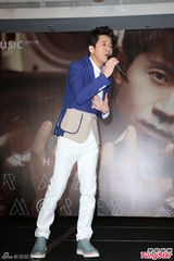 组图：光良举办新专辑发片记者会 张信哲站台