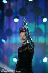 组图：张柏芝当众脱衣抛背心 献歌秀蕾丝内衣