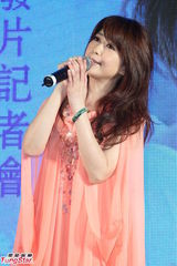 组图：孟庭苇出新碟称将封刀 爱子可爱助阵