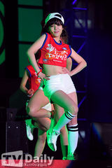 组图：Ailee郑俊英AOA为韩国足球队出征加油