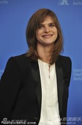 《除了我们还有谁》发布会 男星迪赫英伦范十足