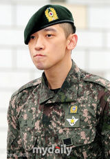 组图：韩星Rain正式退役 帅气行军礼湿眼眶