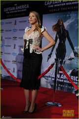 组图：斯嘉丽赴《美队2》红毯 怀孕更性感傲人