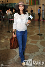 组图：孙泰英赴中国拍电影 白色透视装现身机场