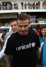 小贝探访菲台风灾区 与儿童互动奶爸范十足(图)