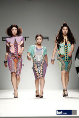 组图：韩国笑星名模齐聚亮相慈善时装秀