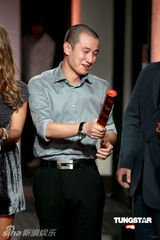 组图：文章光头亮相时尚品牌开店成全场焦点