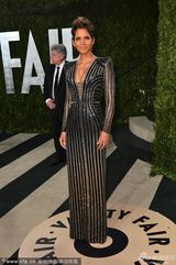 组图：前影后哈里-贝瑞亮相派对 气场依旧