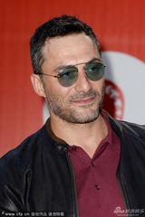 组图：《女人心事》首映 穆里根黑超遮面