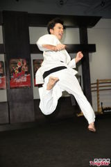 组图：LOLLIPOP F阿纬秀拳脚功夫 获邀加入JUMP