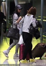 组图：范冰冰斑马装现身机场 手挽豪包显霸气
