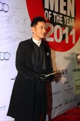 组图：黄晓明捧大奖风趣解读今冬时尚